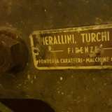 �Nello specifico - puntualizza l'esperto Attilio Canta - si tratta di una piegatrice per carta con la quale si realizzavano delle cartelline. Tra l'altro, nascosta dall�ossidazione, c'� la scritta "Pierallini, Turchi & C."...